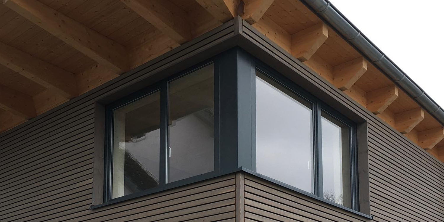 Modernes Eckfenster mit Holzfassade — Tischlerei Kolbe